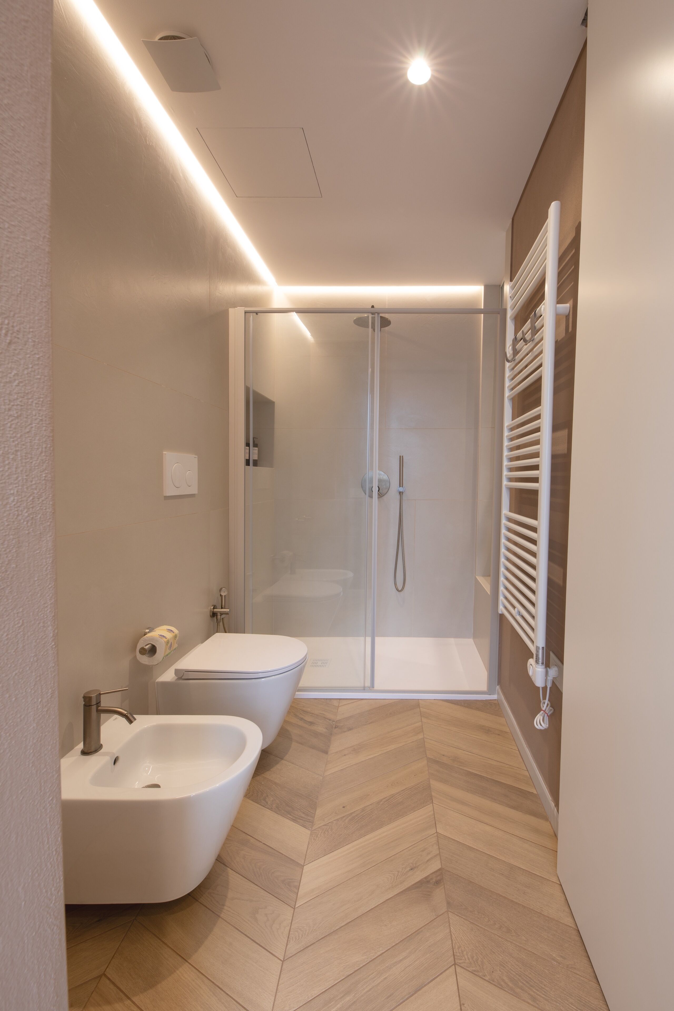 Ein modernes Badezimmer mit Dusche, Bidet und Toilette.