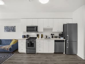 Réfrigérateur, four à micro-ondes, un four, surface de cuisson