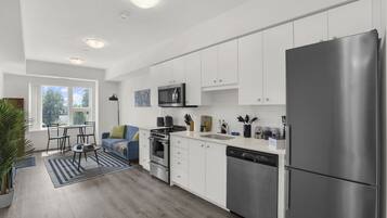 Réfrigérateur, micro-ondes, four, plaque de cuisson