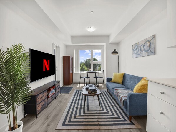 Een smart-tv en boeken