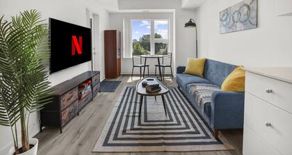 Stylish 1BR Condo in Prime Location with Parking and Wi Fi
