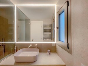 Bruser, hårtørrer, håndklæder, Sæbe