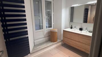 Douche, serviettes fournies, papier toilette