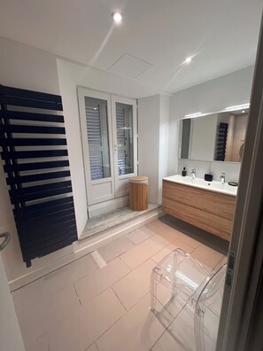 Shower, towels, toilet paper