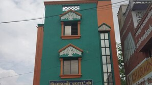 Un edificio con un cartel que dice "Velan Lodge".