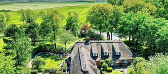 Romantic time-out under thatch at Hus op de DĂŒn