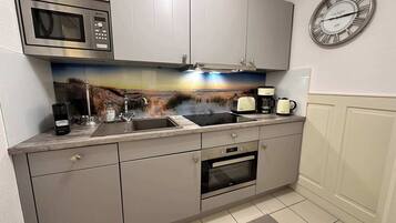 Een koelkast, een magnetron, een oven, een kookplaat