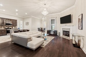 Una televisión, una chimenea