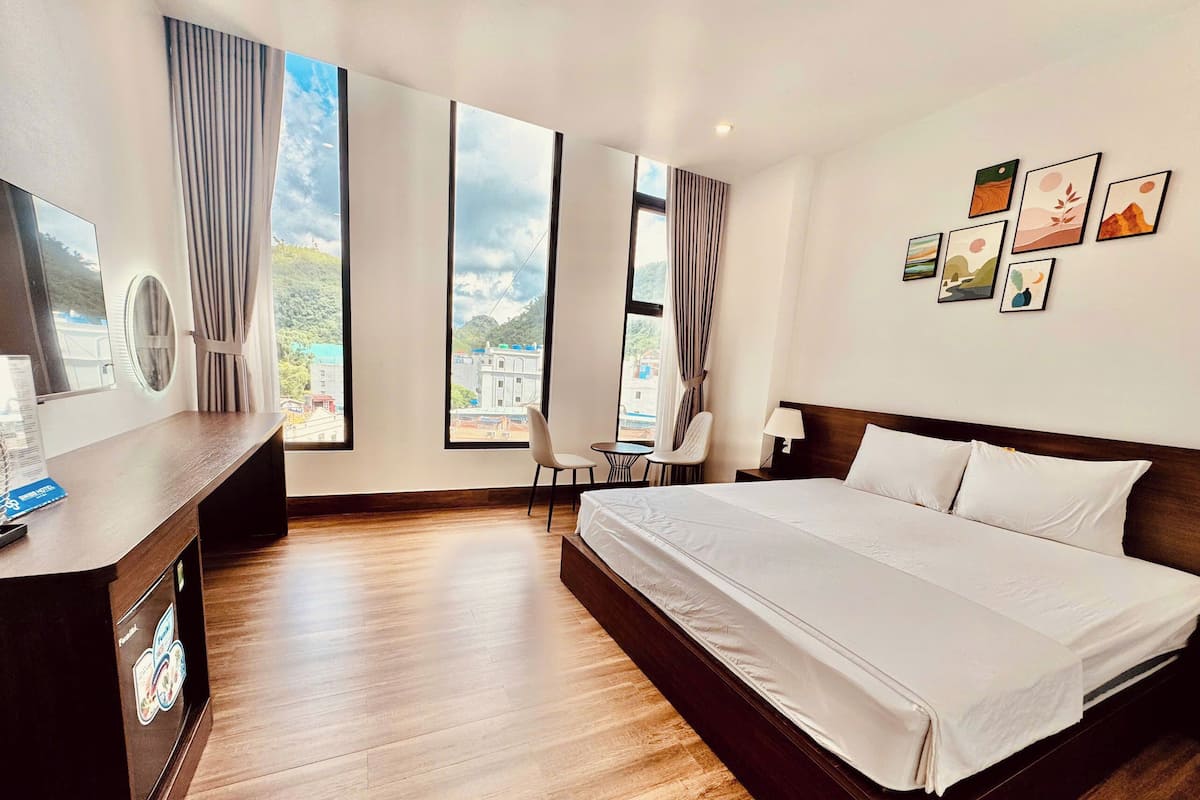 Quarto casal luxo, 1 cama King, vista para a cidade | Escrivaninha, espaço de trabalho para notebook, Wi-Fi de cortesia