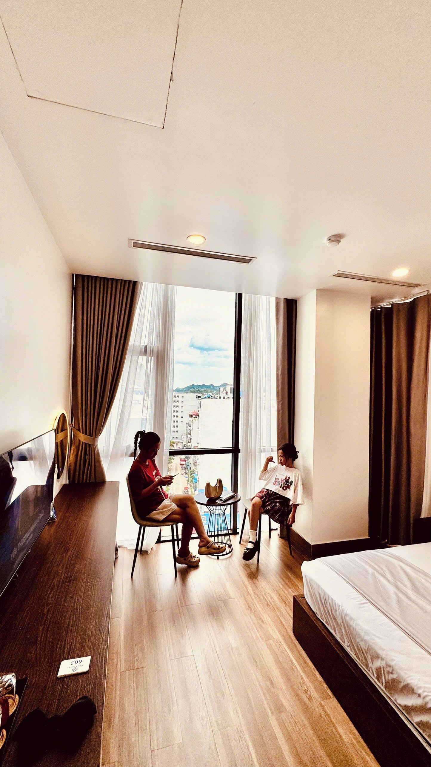 Habitación familiar, vistas a la ciudad | Escritorio y espacio para trabajar con un portátil