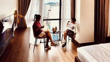 Habitación familiar, vistas a la ciudad | Escritorio y espacio para trabajar con un portátil