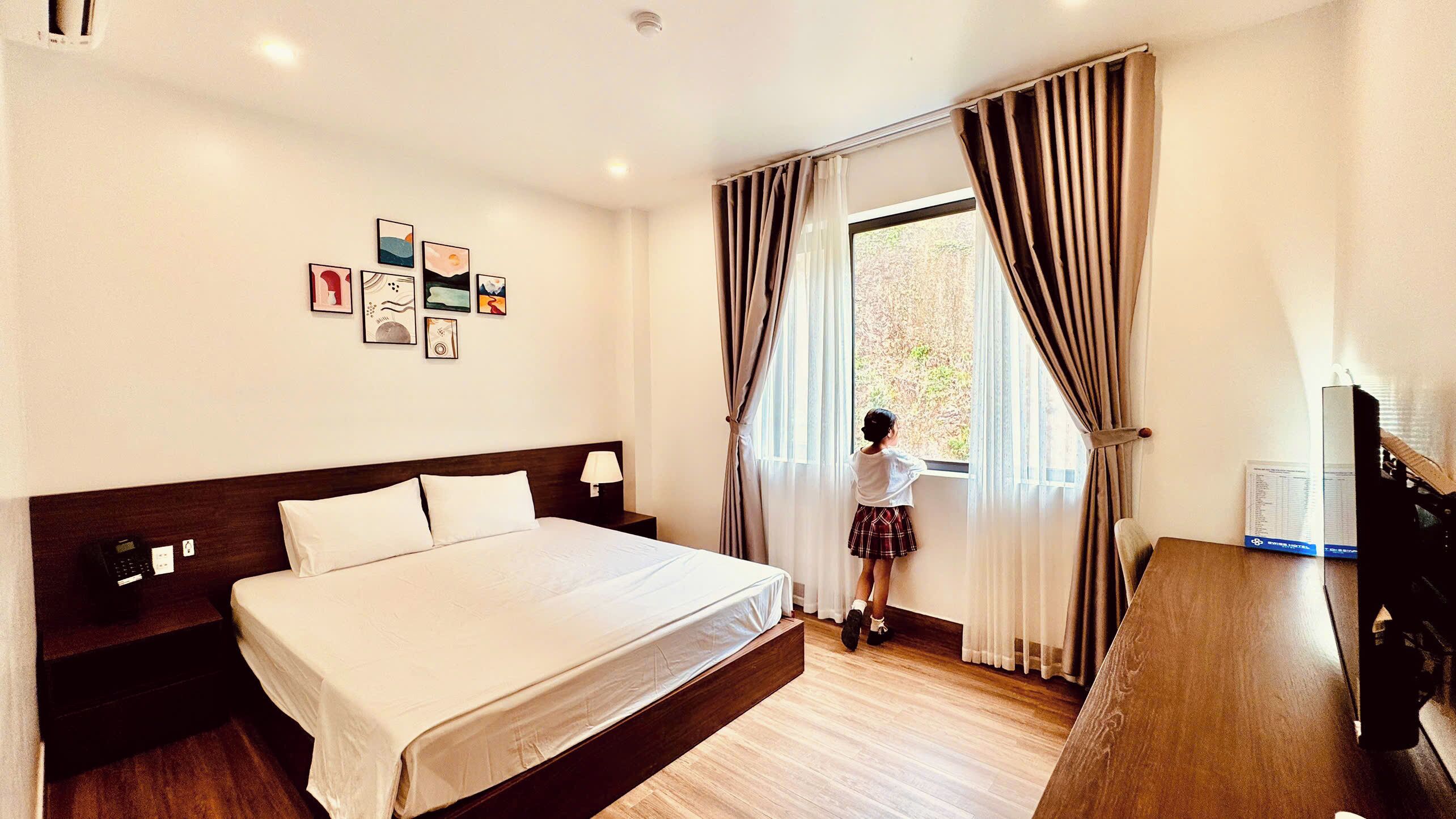 Escritorio, espacio para trabajar con laptop y wifi gratis 