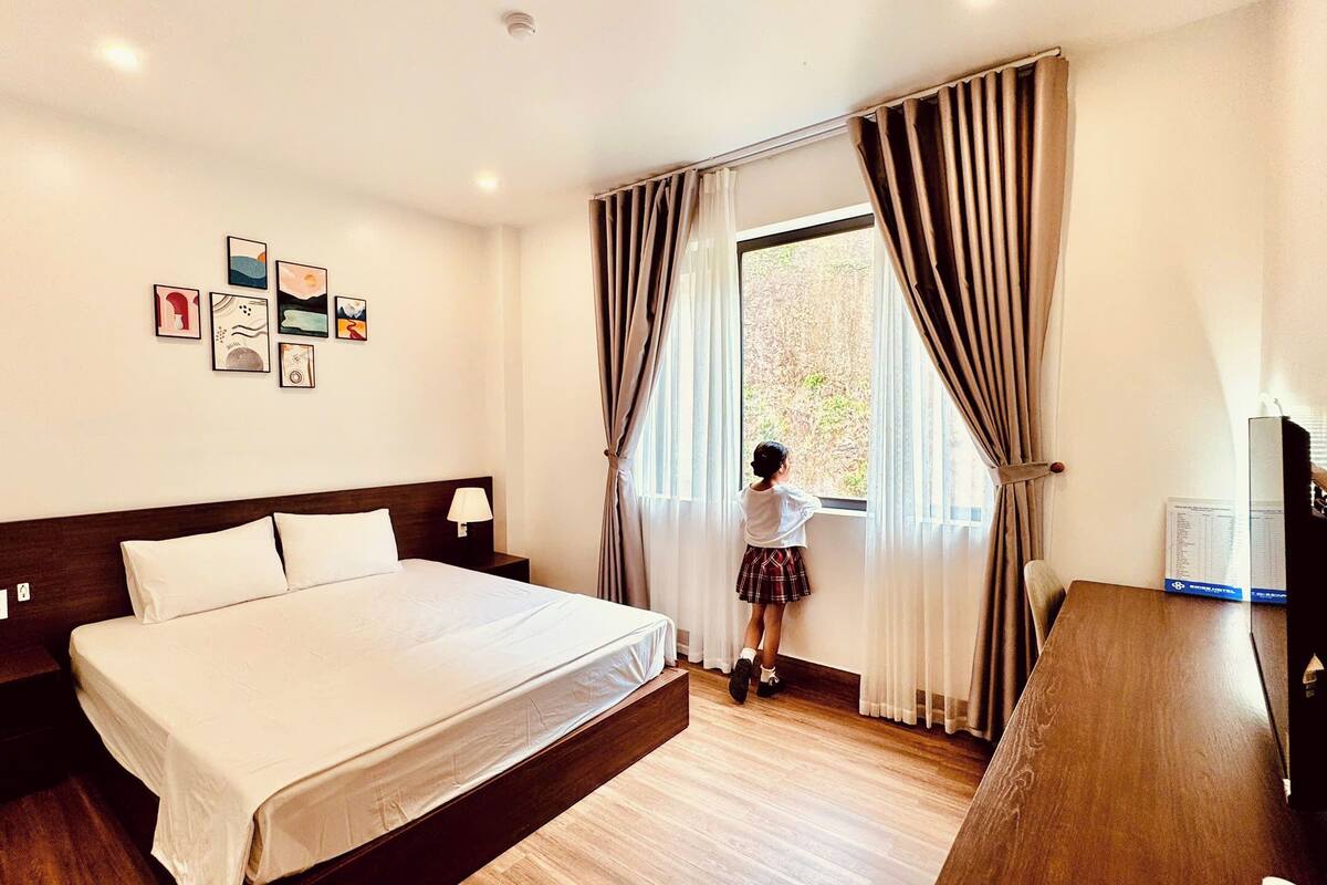 Escritorio, espacio para trabajar con laptop y wifi gratis