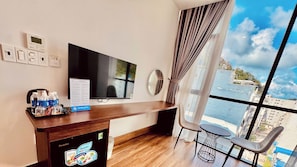 Quarto família, vista para a cidade | Escrivaninha, espaço de trabalho para notebook, Wi-Fi de cortesia