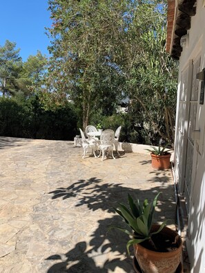 Outdoor dining - Apartment in a peaceful setting in Jesus, Ibiza yet close to the action (Can Bessó)