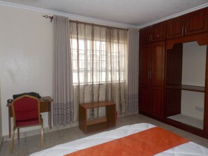 8 bedrooms, WiFi, bed sheets