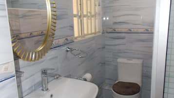 Douche, serviettes fournies, savon, papier toilette