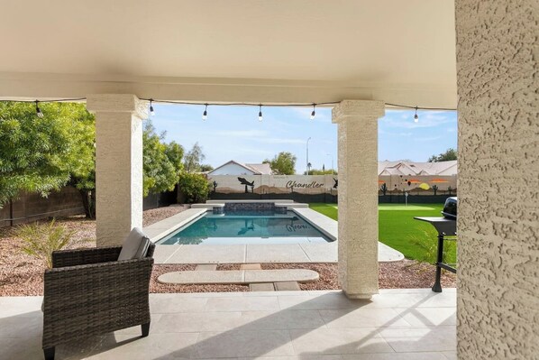 حمّام سباحة مُدفَّأ