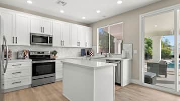 Refrigerador, microondas, horno y parrilla de estufa