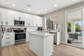 ثلاجة، ميكروويف، فرن، موقد طهي مسطح