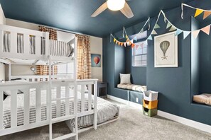 4 عدّة غرف نوم ومكواة/لوح كي وسرير سفر وواي فاي مجانًا