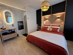 1 bedroom, iron/ironing board, internet, bed sheets