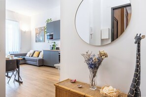 Apartment, 1 Schlafzimmer, Gartenblick | Wohnzimmer | Bücher