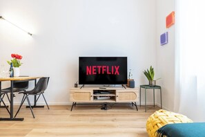 Apartment, 1 Bedroom, Garden View | Living room | Books