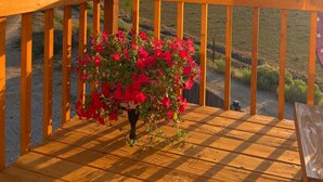 A wooden deck with a view of distant mountains and a clear sky. - Charming Studio in lovely El Prado with AC (El Prado)