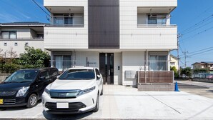 A modern two-story building with a flat roof, large windows, and a central entrance. - MAISON DE AILE (Takasaki)