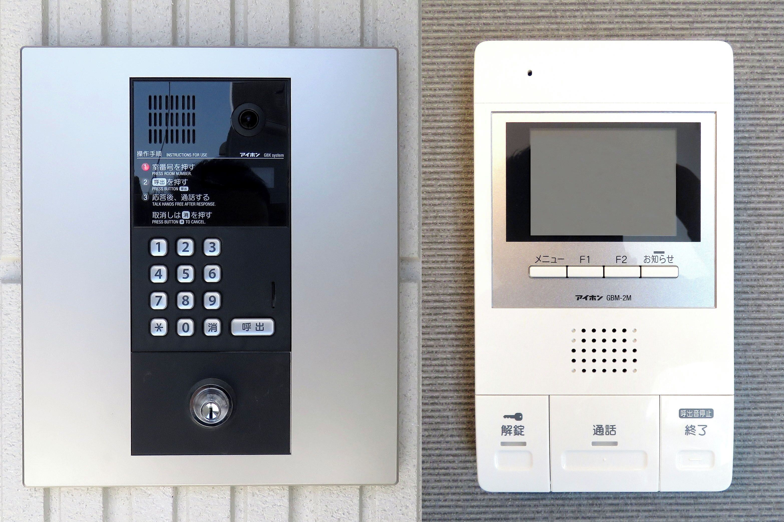 Dos modelos diferentes del panel de control de una habitación de hotel, uno con teclado numérico y otro con pantalla táctil.