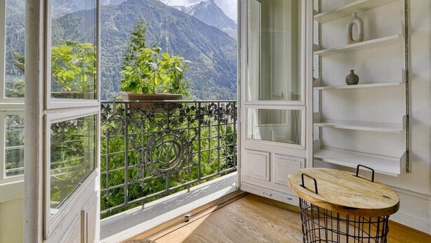 A room with a balcony, a table, and shelves. - Facing the Mont Blanc range. (Chamonix-Mont-Blanc)