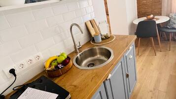 Stovetop, cookware/dishes/utensils, paper towels, dining tables
