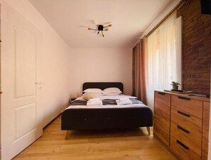 1 dormitori, planxa i posts de planxar i wifi
