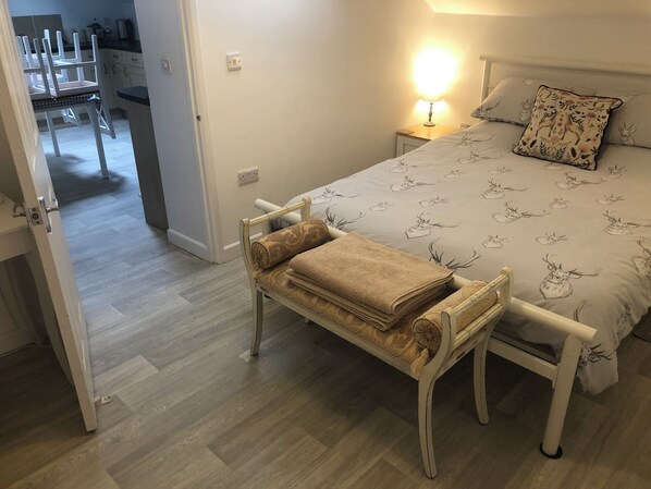 3 habitaciones, tabla de planchar con plancha, wifi y ropa de cama 