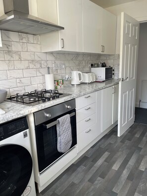 Een microgolfoven, een oven, een kookplaat, een vaatwasser