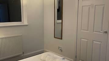 2 habitaciones, tabla de planchar con plancha, wifi y ropa de cama