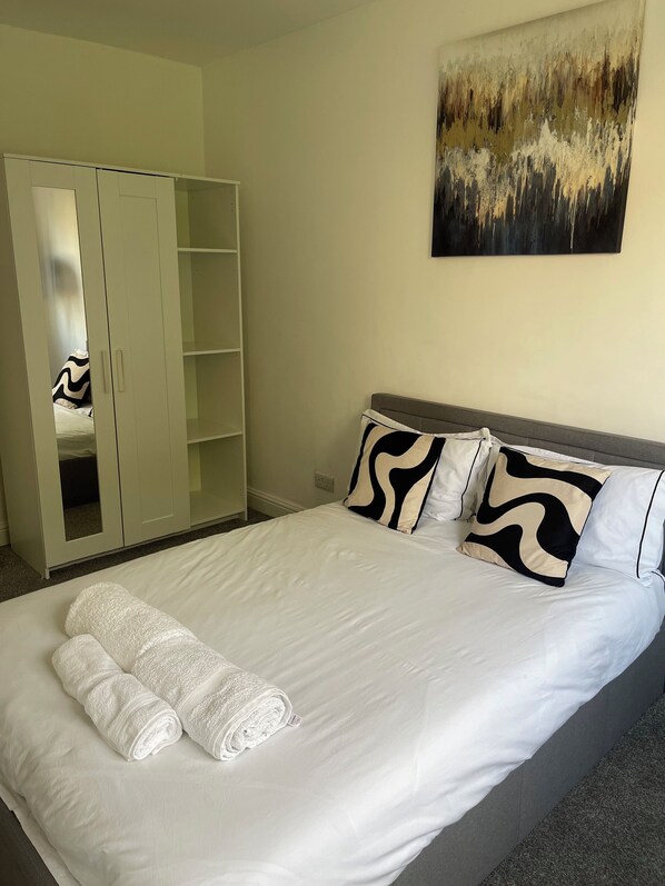 2 slaapkamers, een strijkplank/strijkijzer, wifi, beddengoed