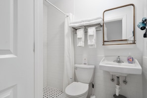 Dusche, Whirlpool, Haartrockner, Handtücher
