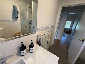 Dusche, Haartrockner, Handtücher