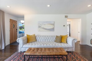 Televisión, chimenea y oficina