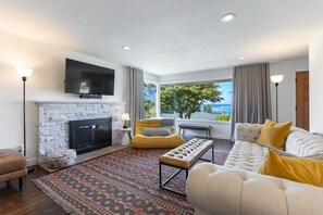 Televisión, chimenea y oficina