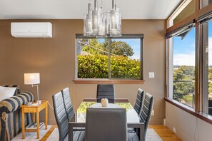 Dining - Queen Anne | Ship Canal View | 15 Min to World Cup (Seattle)
