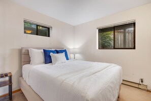 2 bedrooms, desk, iron/ironing board, WiFi - Queen Anne | Ship Canal View | 15 Min to World Cup (Seattle)