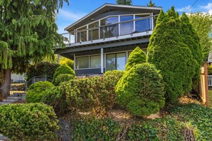 Exterior - Queen Anne | Ship Canal View | 15 Min to World Cup (Seattle)