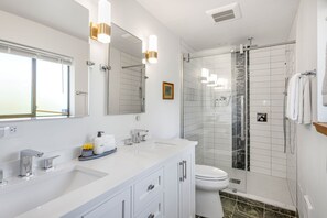 Shower, hair dryer, towels - Queen Anne | Ship Canal View | 15 Min to World Cup (Seattle)
