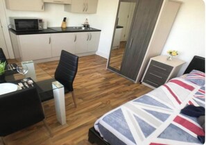 1 habitación, tabla de planchar con plancha, wifi y ropa de cama
