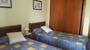 1 habitación y tabla de planchar con plancha 