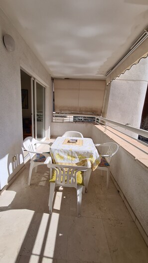 Apartment | Balcony - Cozy Benidorm Apartment With Terrace (Benidorm)