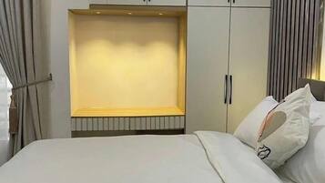 Familienapartment, Balkon, Stadtblick | Zimmersafe, Schreibtisch, laptopgeeigneter Arbeitsplatz
